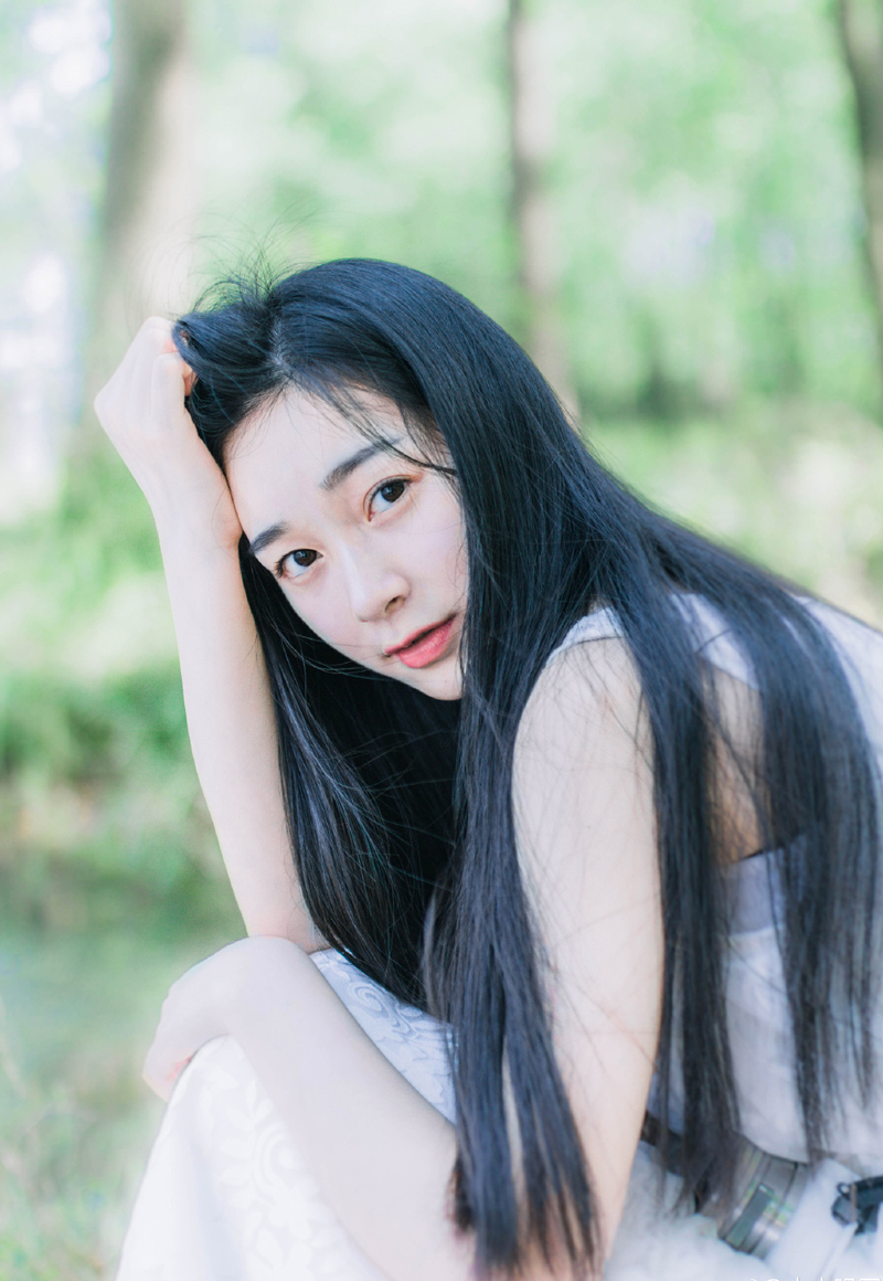 “将军，对方除了粮草，没有带任何辎重，营中的木兽还算完好，但那些弩车尽数被毁坏，不能再用了。”偏将飞奔而来，向庞德禀告着营中的情况，显然对方也没把握在带着辎重的情况下能够逃过关中兵马的追击，因此将所有不必要的负担都留下了。